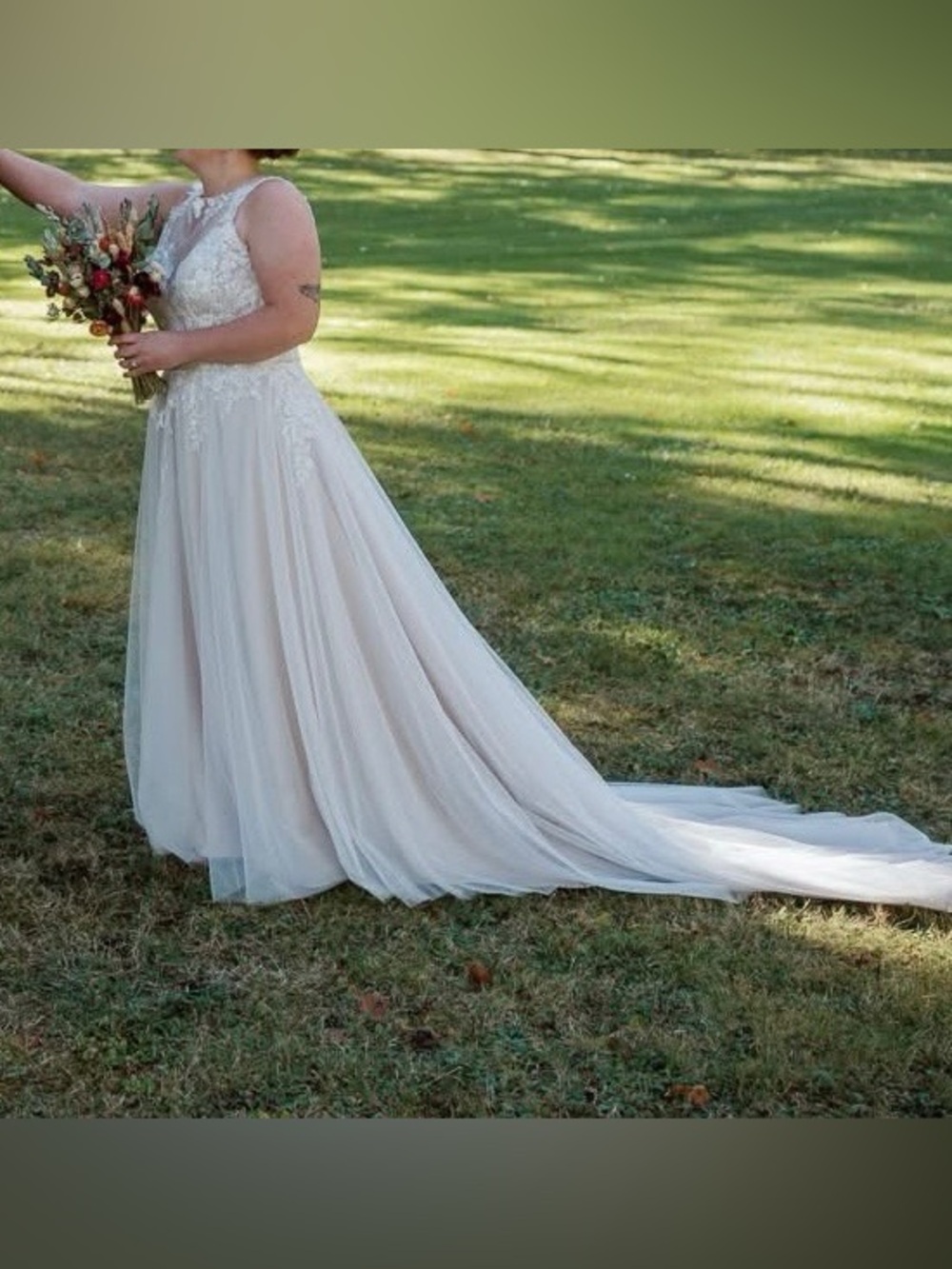 Elegant Lace Bodice Bridal Gown in Soft Ivory